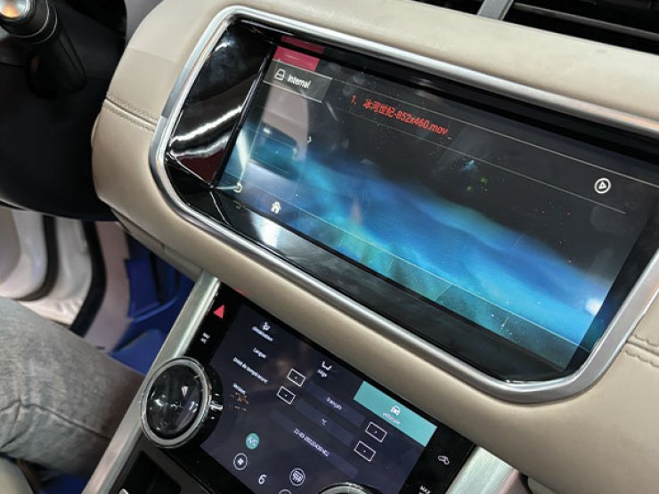 double écran CarPlay évoque